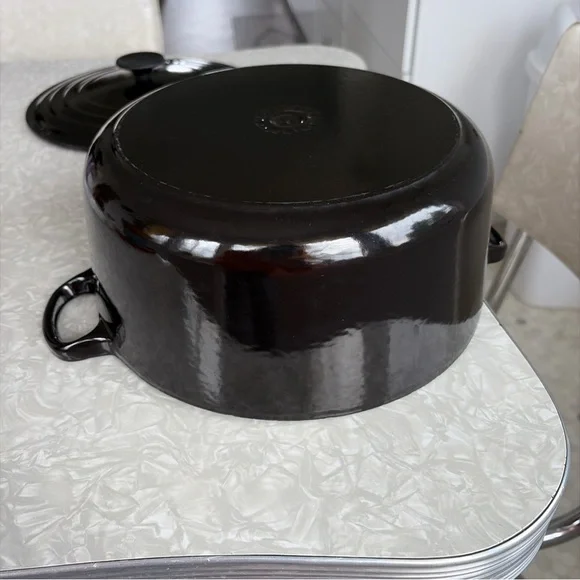 Le Creuset #26 5.5 qt black glossy Dutch oven in almost perfect condition - Picture 6 of 8